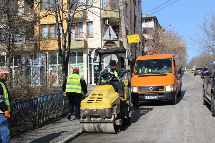 Кърпят дупки по хасковските улици с 13 тона топла смес