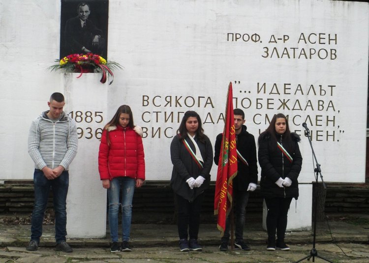Професионалната гимназия "Проф.д-р Асен Златаров" чества своя патрон днес