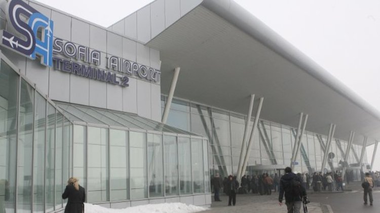 Снеговалежът забавя полетите на летище София