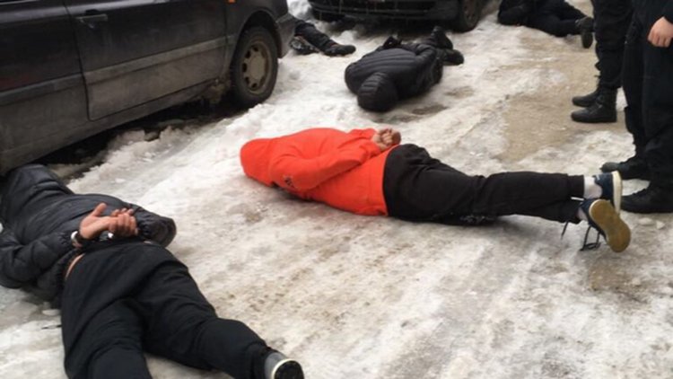 Петима с белезници след гонка с полицията за взривен банкомат