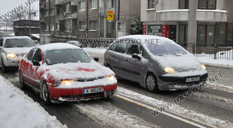 Градусите скачат до минус 6, улиците на Хасково пързалки