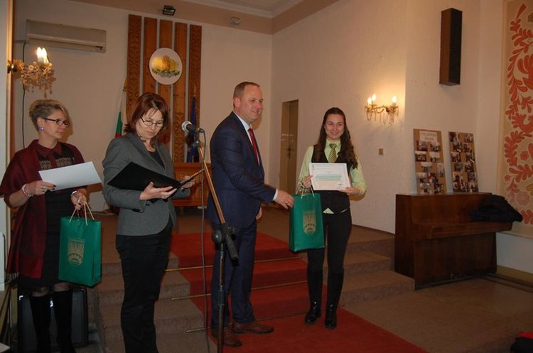 Отличиха авторите на най-добрите творби в литературния конкурс "С обич към моята България"