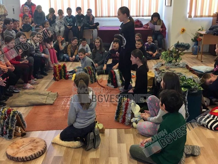 Театрален следобед в най-голямото смолянско училище зарадва десетки деца