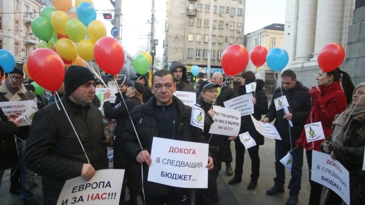 Изравняват заплатите на надзирателите и охраната с тези в МВР