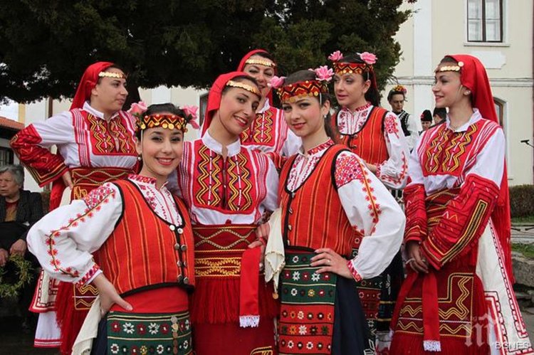  Започва Светлата седмица. Почитат се светите апостоли и Света Богородица