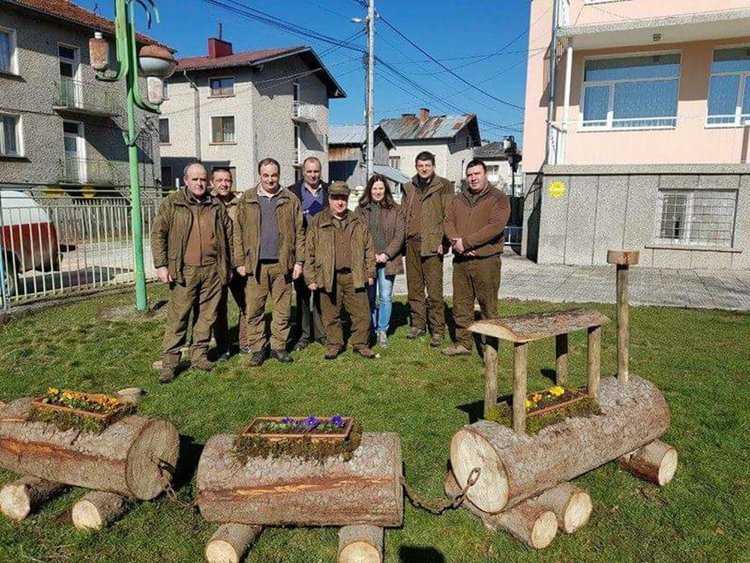 Горски служители изработиха влакче за малчуганите от детска градина