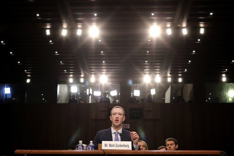 Зукърбърг намекна за платен Facebook