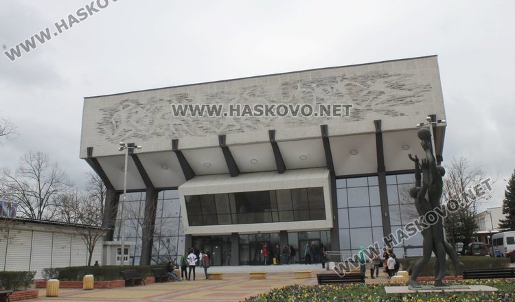 Предлагат платено паркиране пред зала "Младост" в пазарните дни
