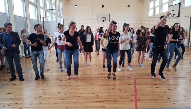 С кубинска салса започна испанската седмица в Езиковата гимназия