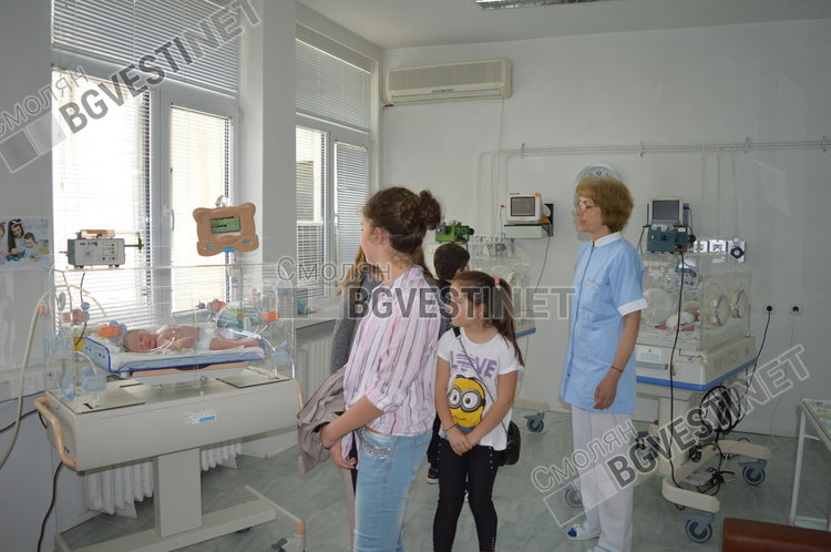 Деца видяха недоносените бебенца, за които са събирали пари в акция „Жълти стотинки“