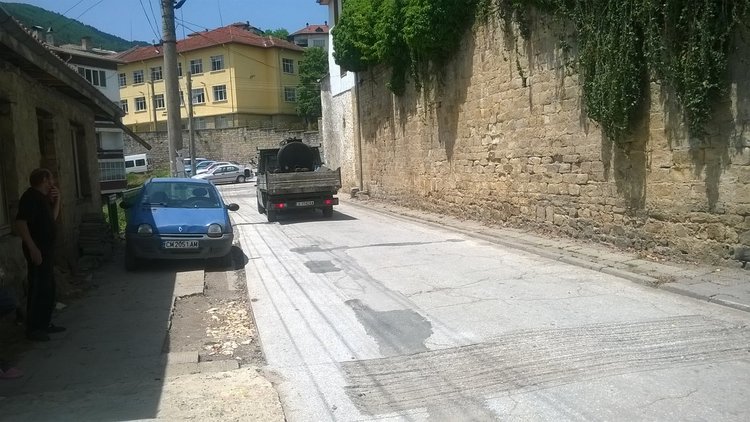Шест жалби за асфалт на тротоар пред къщи в „Устово“