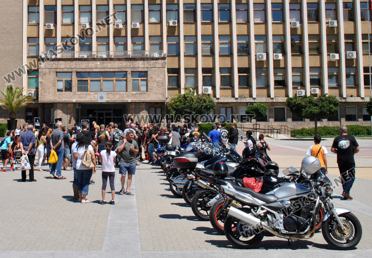 Мотористи от Хасковско на пл. „Свобода“ в подкрепа на майките на деца с увреждания