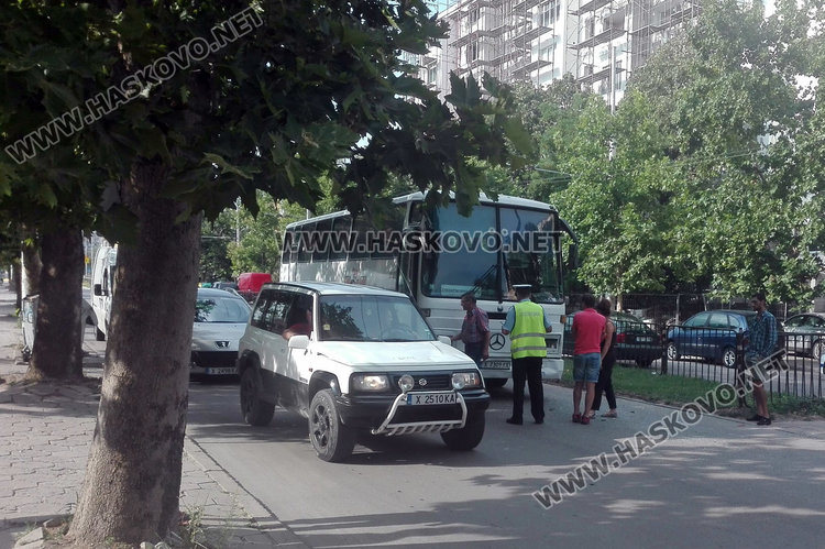 Верижна катастрофа с автобус, тролей и Ауди на бул. „Васил Левски“