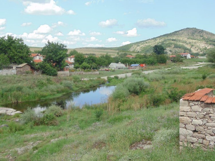 Спешно укрепват бреговете на река Банска