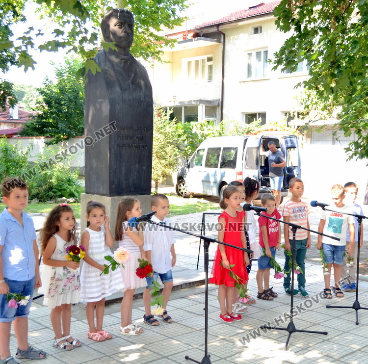 Деца рецитираха стихове за годишнината от рождението на Апостола