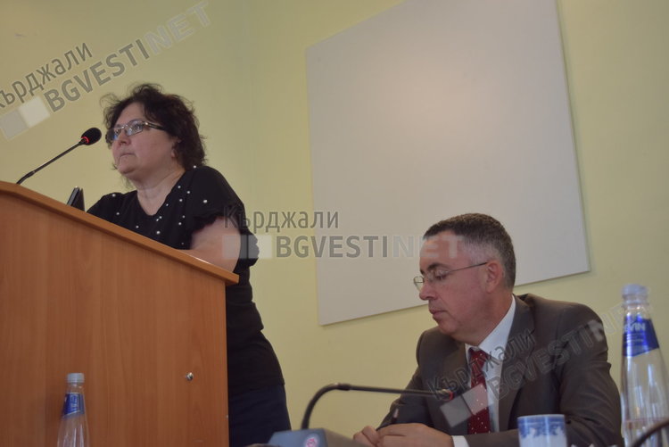 Неспирни дъждове и директори, които не искат техните учители да местят мебели бавят санирането на школата