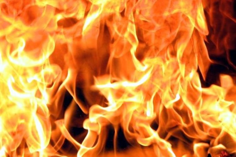 Арестуваха двама подпалвачи, опожарили магазин