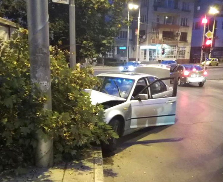 БМВ се заби в дърво и го отсече на бул. “Съединение” в Хасково