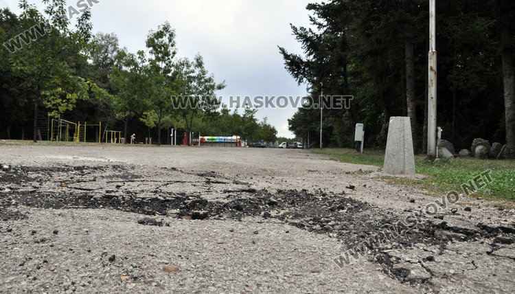 Разбити плочки и асфалт след панаирджиите на Кенана