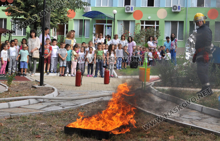 По план: евакуираха 102 деца от забавачка заради пожар