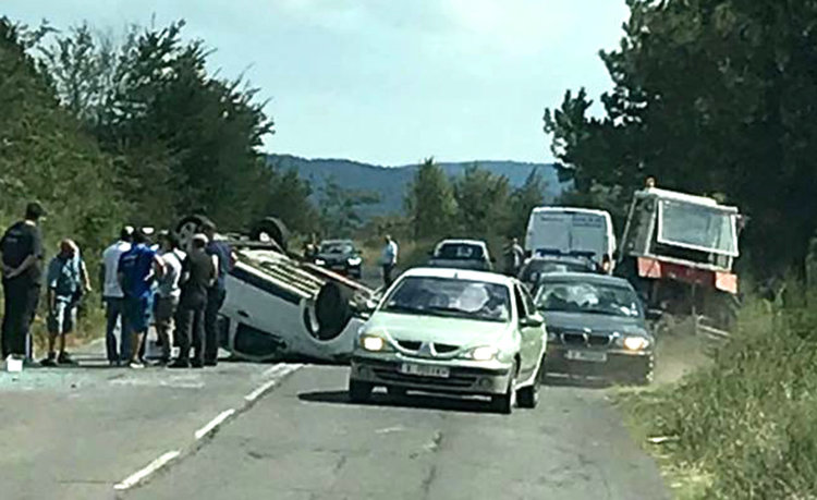 Лек автомобил се обърна по таван край Хасково