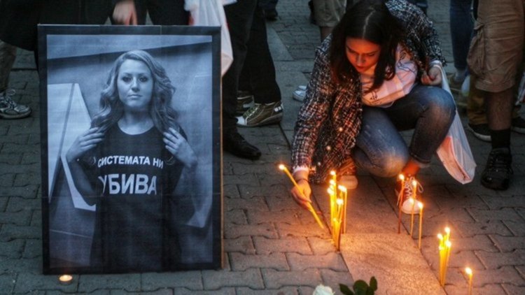 Русе се прощава с Виктория Маринова, засилено полицейско присъствие 