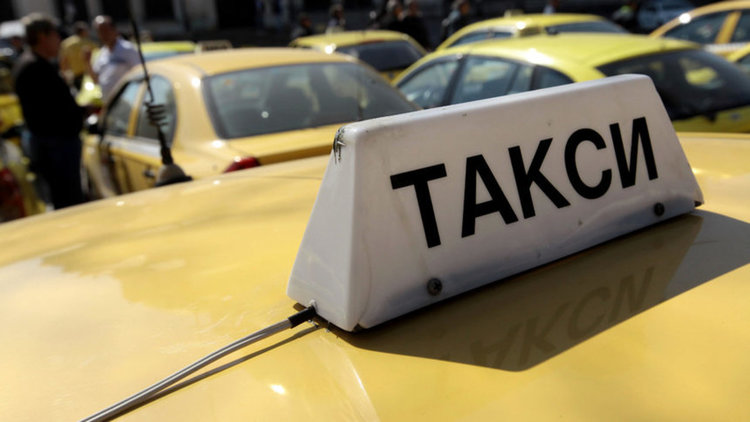 Спипаха двама нелегални чужденци в такси
