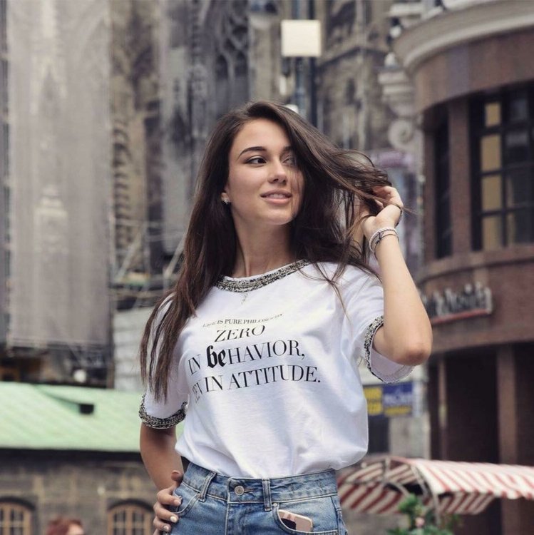 Песен на Деница Караславова ще звучи като училищен звънец 