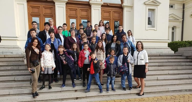 Хасковска школа с изложба на компютърни рисунки в Парламента