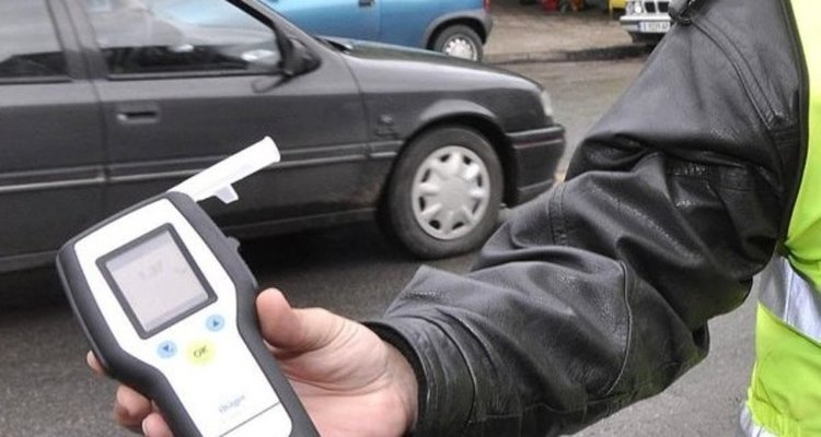 48-годишен мъж спипан с алкохол зад волана