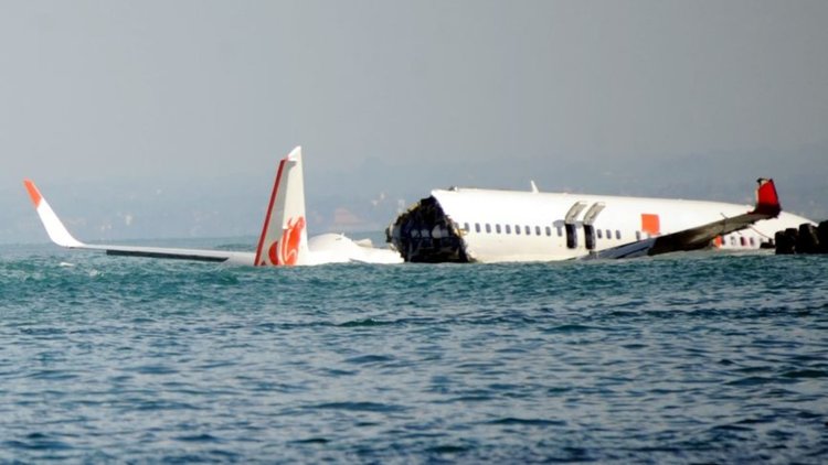 Пилотите на катастрофиралия самолет на Lion Air се борили с техниката до последно