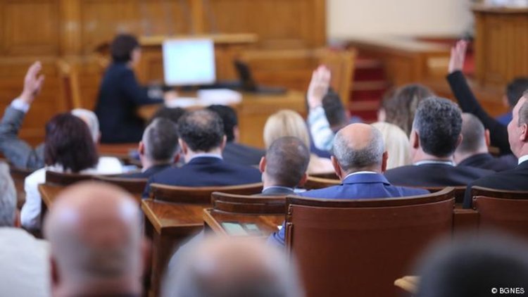 Грозното шоу на българските политици