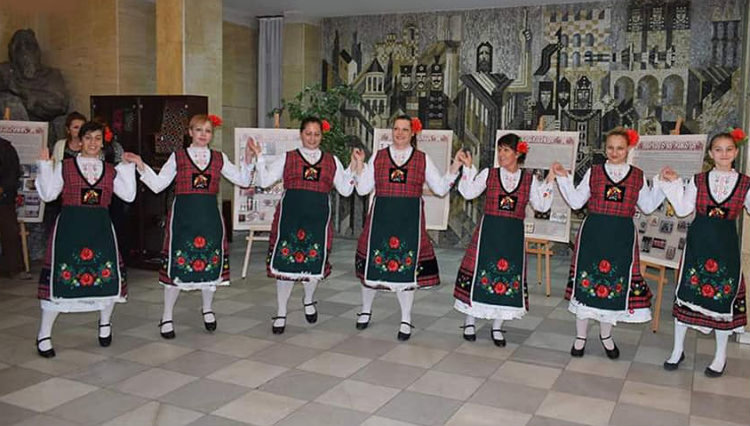 Коледна наздравица с фолк формациите „Карлък” и "Везеница”