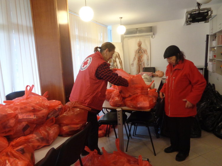 Доброволци от БЧК-Кърджали подпомогнаха 110 възрастни и самотни кърджалийци
