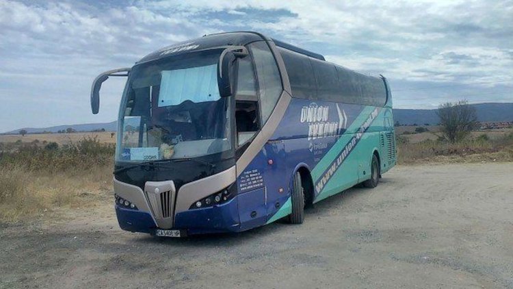 Пътници 17 часа на пътя заради развален автобус, изпратили им втори развален