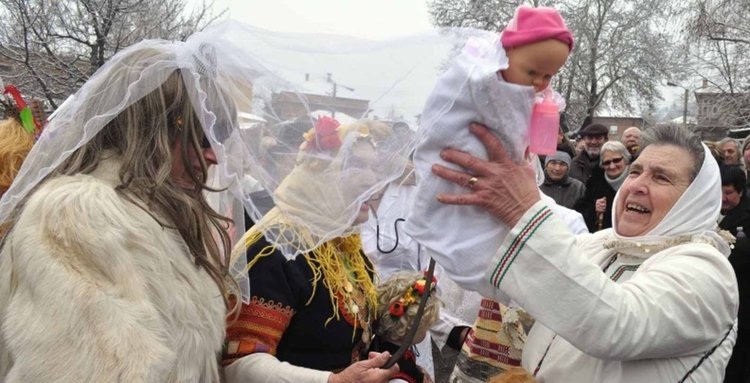 Празнуваме Бабинден, само жени сядат на масата