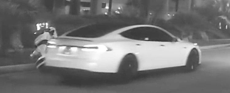 Самоуправляващ се автомобил уби автономен робот (видео)