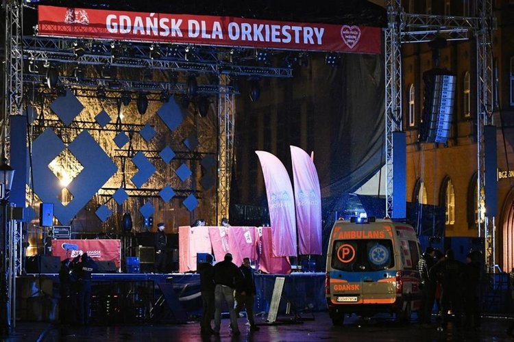Полша в шок, кметът на Гданск наръган на благотворително събитие