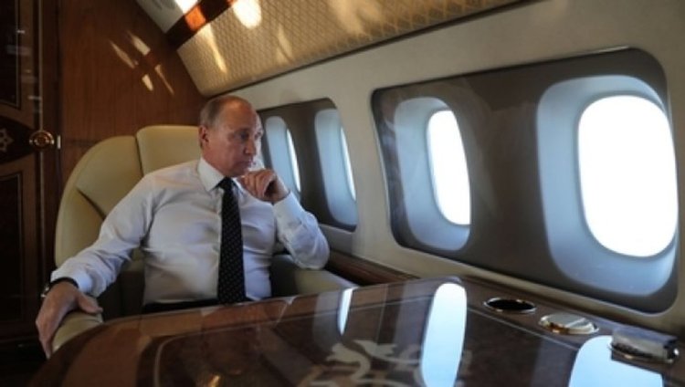 Тийнейджър снима видео в самолета на Путин (видео)