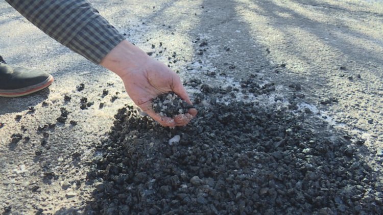Как се кърпят дупки на пътя посред зима