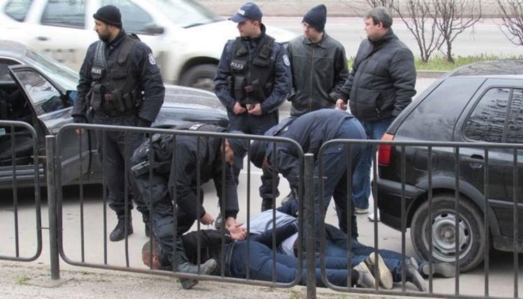 Задържани 2-ма „АЛО“ измамници за 17 удара в Димитровград и Хасково