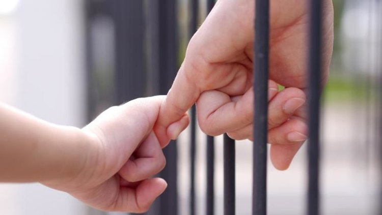 Стотици деца живеят в затворите в Турция