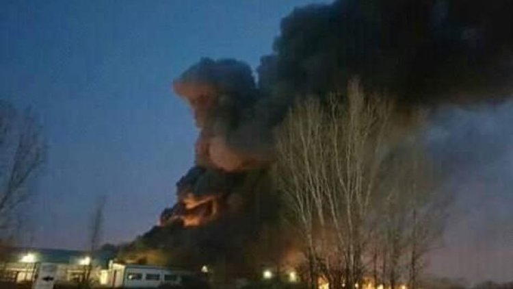 Още гасят пожара във Войводиново, 300 души остават без работа