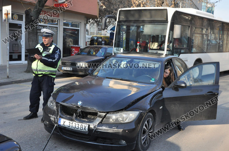 Ауди, Мерцедес и БМВ в тройна катастрофа в Хасково
