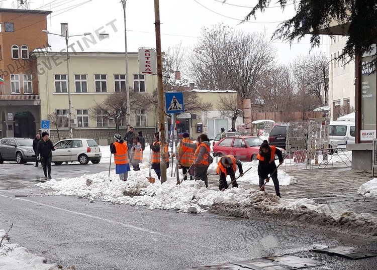 Кърджали с най-дебела снежна покривка, тир закъса при Черна скала
