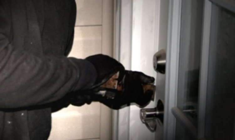 Хванаха 18-годишен, задигнал пари от магазин