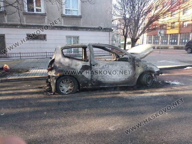 Лек автомобил се запали в движение и изгоря напълно тази нощ в Димитровград