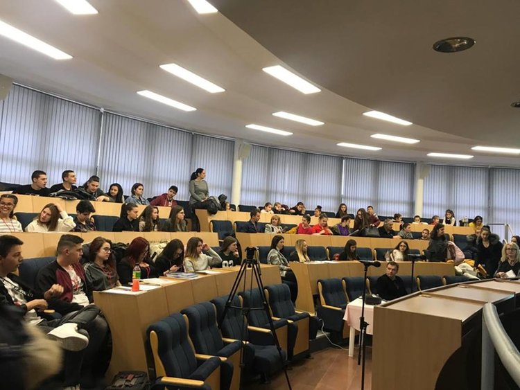 Тийнейджъри от цяла България дискутираха "Модерното и опасното днес" в Димитровград