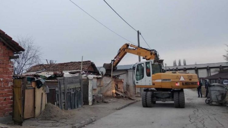 Ромите от Войводиново обжалват в съда бутането на незаконните им къщи