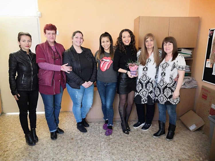 Младежите от ГЕРБ-Димимтровград поздравиха всички дами от училищата и градините